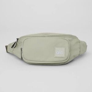 Alo Yoga Fanny Pack in Limestone